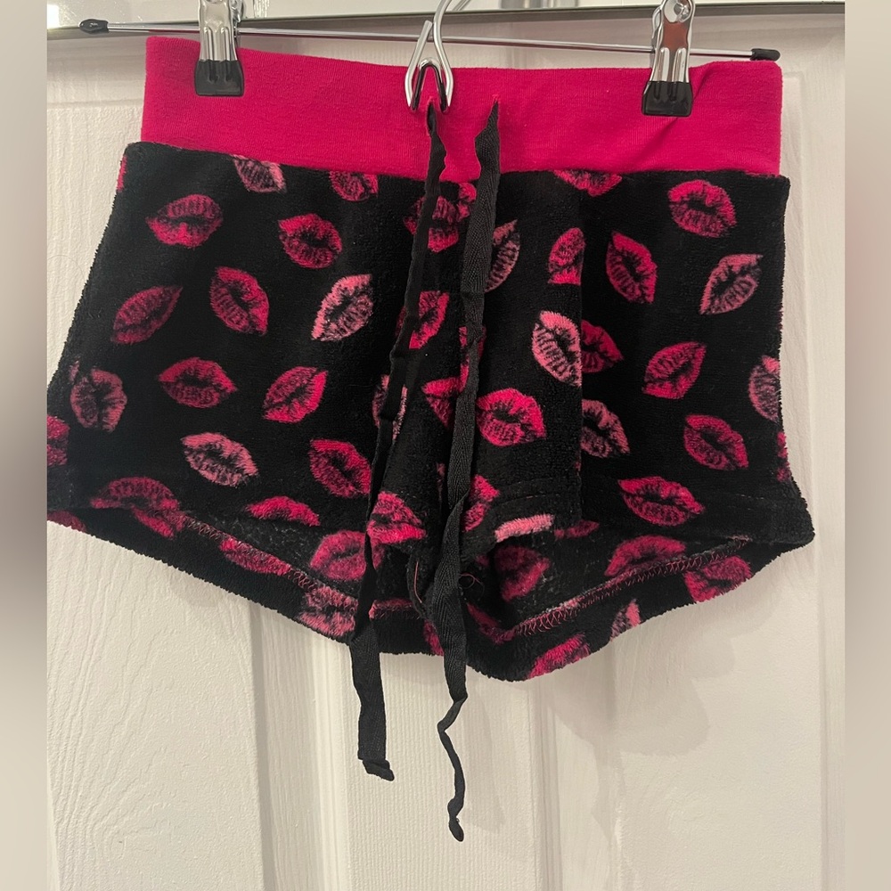 G21 Fuzzy Pyjama Shorts with Kisses